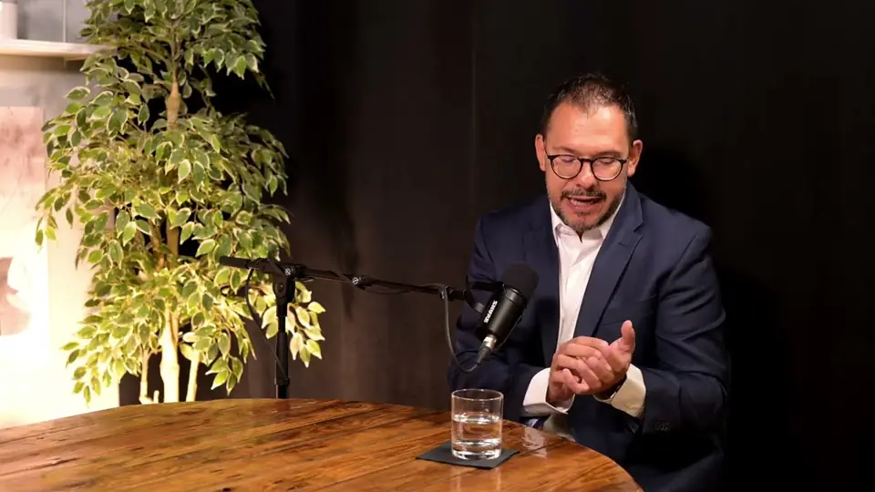 Alexander Loizides im Gespräch im 4French-Studio